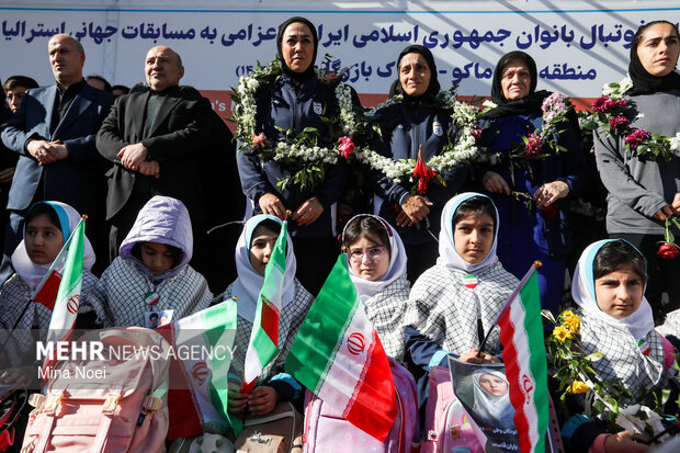 ورود تیم ملی فوتبال بانوان از مرز بازرگان به کشور