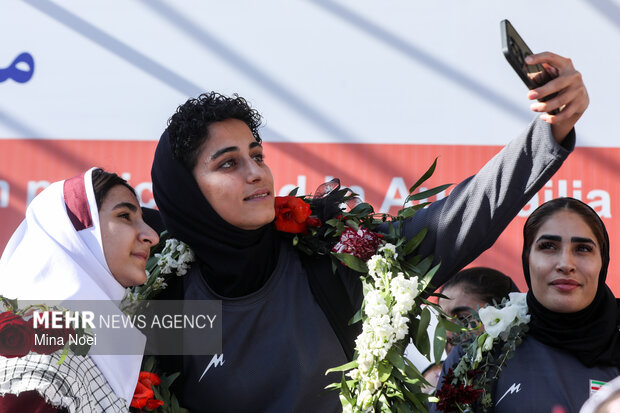 ورود تیم ملی فوتبال بانوان از مرز بازرگان به کشور