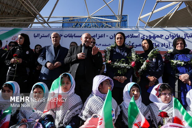ورود تیم ملی فوتبال بانوان از مرز بازرگان به کشور