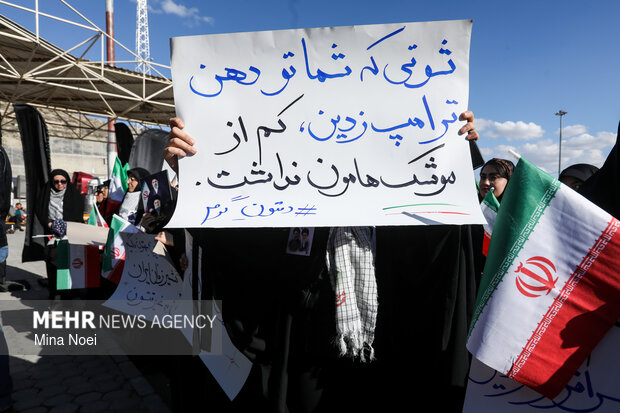 ورود تیم ملی فوتبال بانوان از مرز بازرگان به کشور