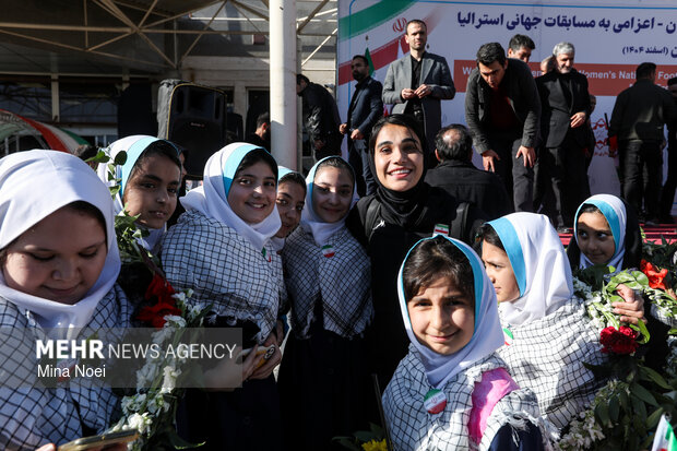 ورود تیم ملی فوتبال بانوان از مرز بازرگان به کشور