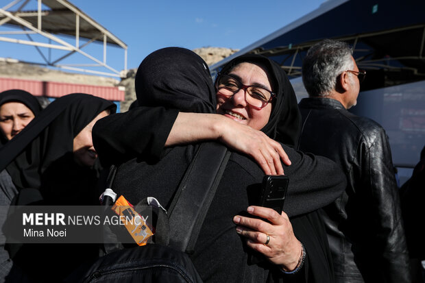 ورود تیم ملی فوتبال بانوان از مرز بازرگان به کشور