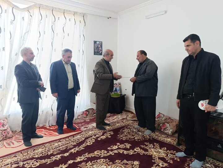 دیدار مسئولان بنیاد شهید با خانواده شهدای جنگ رمضان در بروجرد