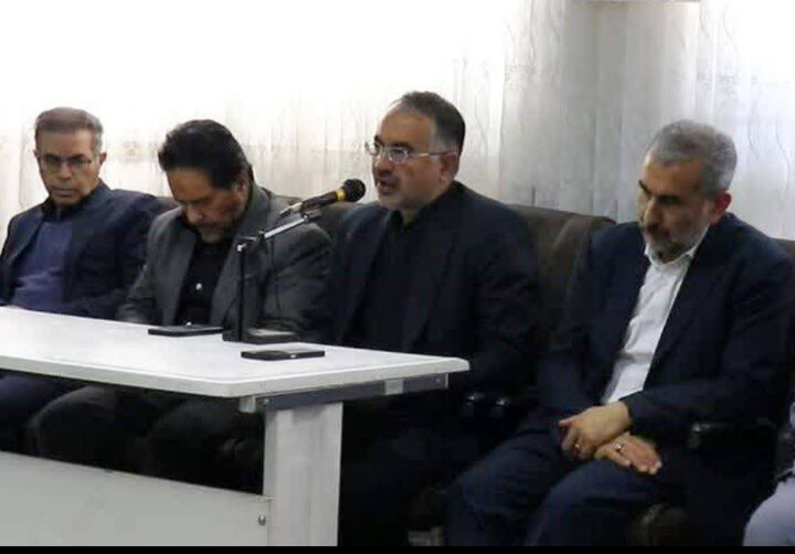هنرمندان با خلق آثار هنری جلوه‌های جنگ و ایثار ملت را به نمایش بگذارند