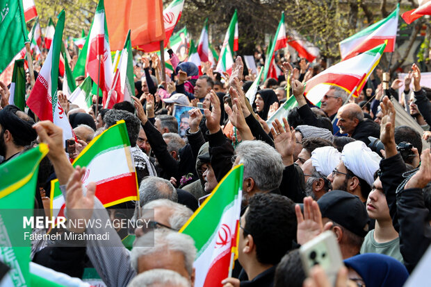 بدرقه باشکوه پیکر شهیدان لاریجانی در قم