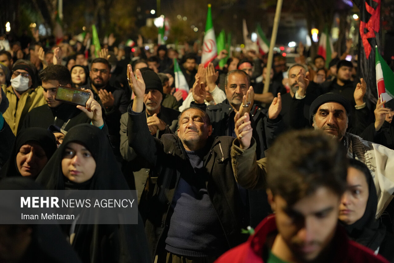 همخوانی دعای سلامتی امام زمان در اجتماع شبانه مردم کرمانشاه