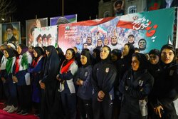 ورود تیم ملی فوتبال بانوان به تبریز با استقبال گرم مردم
