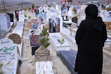 پنجشنبه آخر سال در سنندج؛زیارت اهل قبور و یادآوری خاطره‌های ازدست رفته