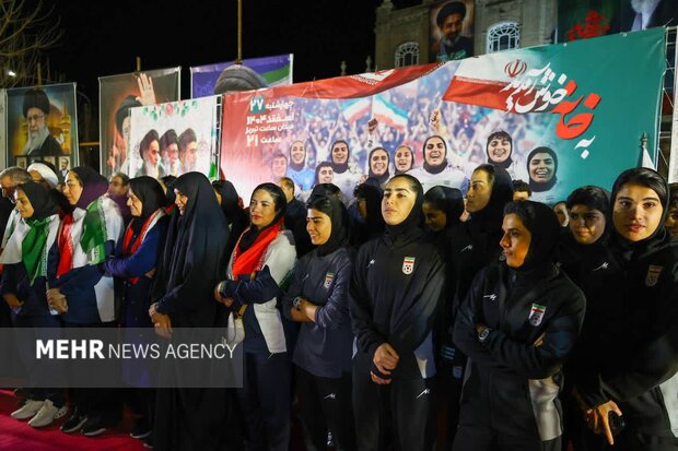 ورود تیم ملی فوتبال بانوان به تبریز با استقبال گرم مردم
