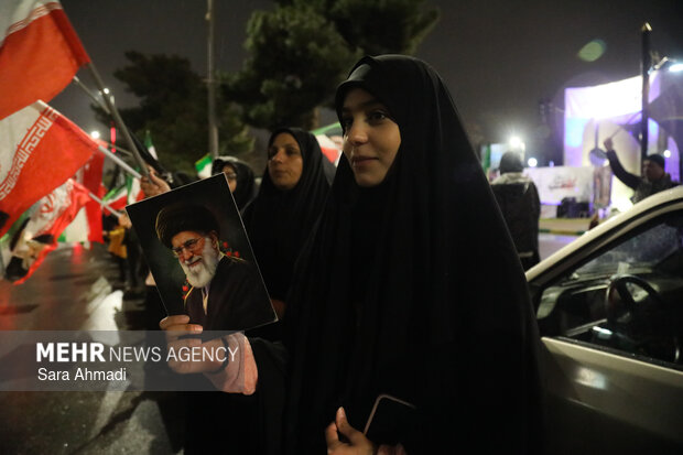 اجتماع شبانه دانشگاهیان مشهد در بیعت با رهبر انقلاب