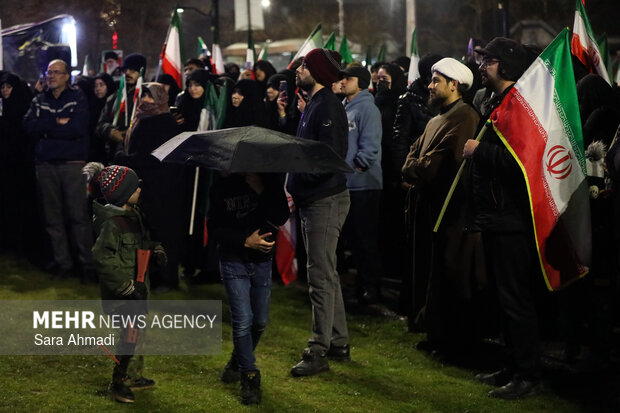 اجتماع شبانه دانشگاهیان مشهد در بیعت با رهبر انقلاب