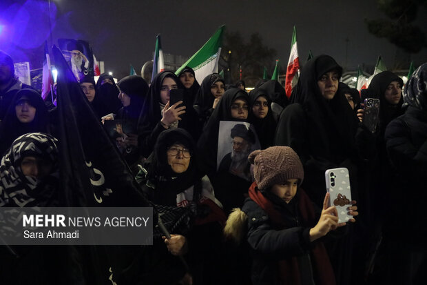 اجتماع شبانه دانشگاهیان مشهد در بیعت با رهبر انقلاب