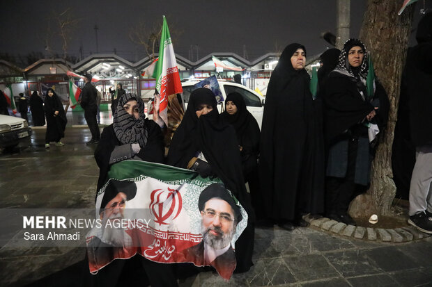 اجتماع شبانه دانشگاهیان مشهد در بیعت با رهبر انقلاب