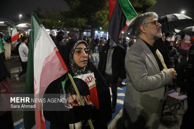 اجتماع شبانه دانشگاهیان مشهد در بیعت با رهبر انقلاب