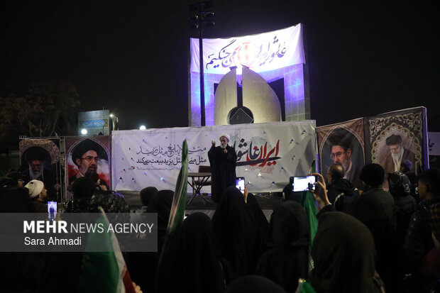 اجتماع شبانه دانشگاهیان مشهد در بیعت با رهبر انقلاب