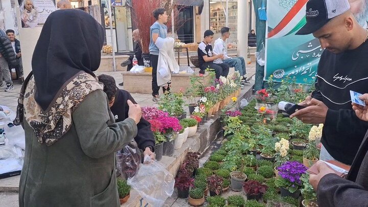 بازار همدان ساعاتی پیش از آغاز سال نو