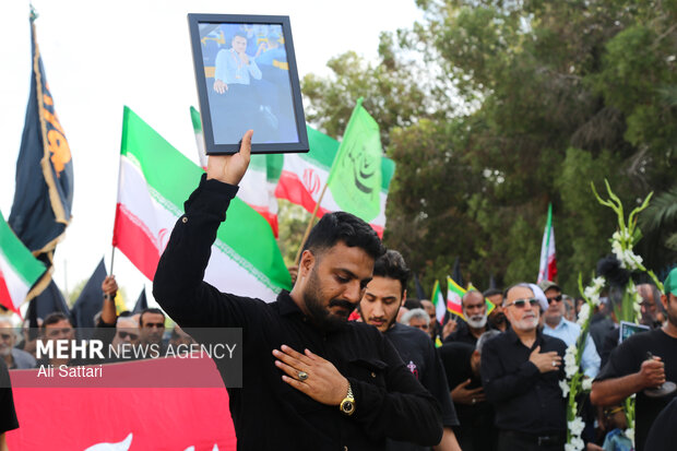 تشییع نمادین شهید جاویدالاثر ناوشکن دنا «مجتبی پور زاهدی» در بندرعباس