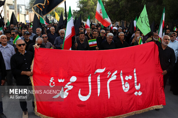 تشییع نمادین شهید جاویدالاثر ناوشکن دنا «مجتبی پور زاهدی» در بندرعباس