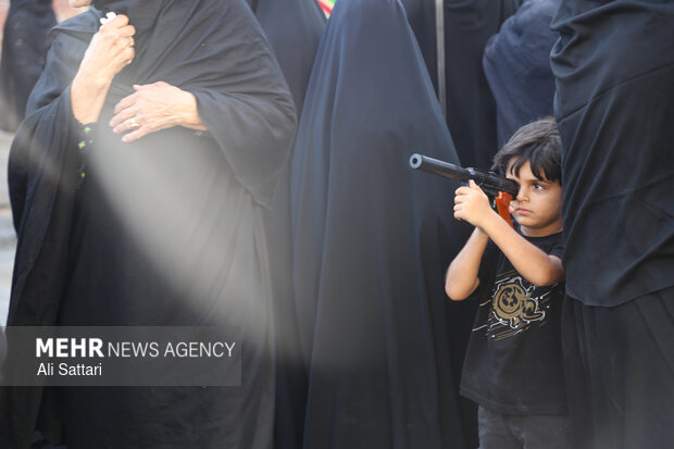 تشییع نمادین شهید جاویدالاثر ناوشکن دنا «مجتبی پور زاهدی» در بندرعباس