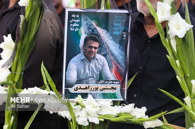 تشییع نمادین شهید جاویدالاثر ناوشکن دنا «مجتبی پور زاهدی» در بندرعباس