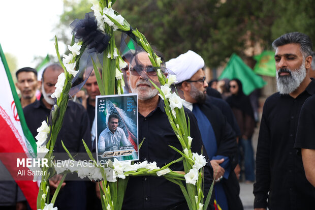 تشییع نمادین شهید جاویدالاثر ناوشکن دنا «مجتبی پور زاهدی» در بندرعباس