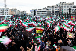 تجمع روحي فداء ايران في ساحة الثورة وسط طهران
