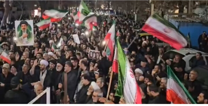 بیعت مردم انقلابی خوی با رهبر معظم انقلاب در آخرین شب سال ۱۴۰۴