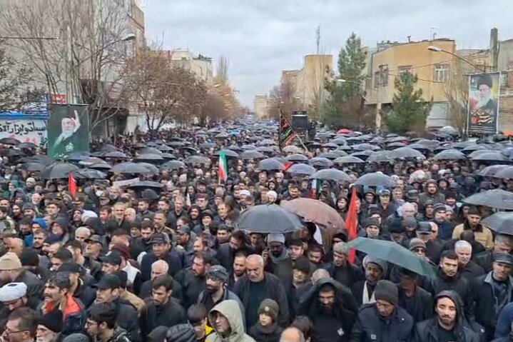 تشییع ۱۳ بسیجی شهید محله قراملک تبریز زیر گریه های آسمان