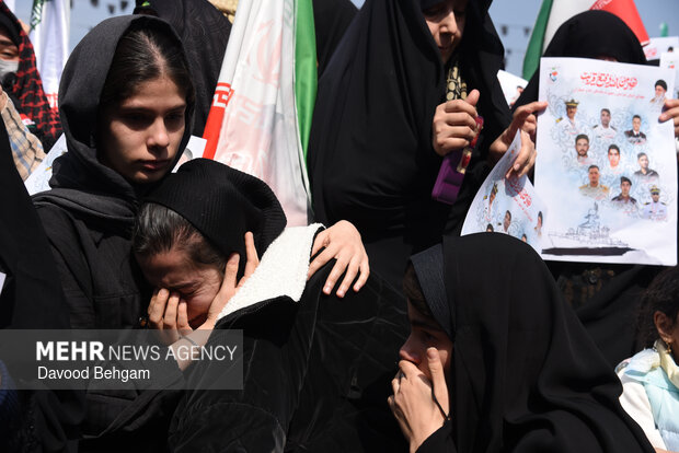 تشییع پیکر مطهر ۸ شهید ناو دنا در مشهد