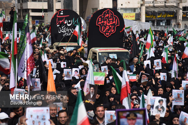 تشییع پیکر مطهر ۸ شهید ناو دنا در مشهد