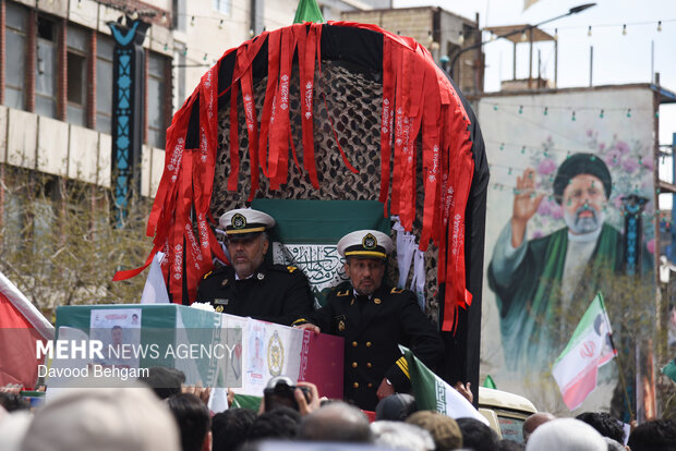 تشییع پیکر مطهر ۸ شهید ناو دنا در مشهد