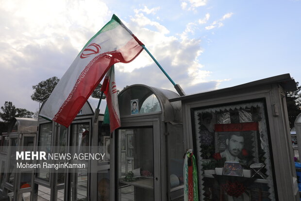 لحظات تحویل سال در گلزار شهدای تهران