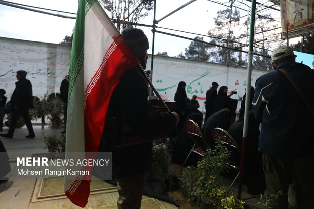 لحظات تحویل سال در گلزار شهدای تهران