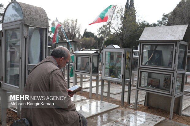 لحظات تحویل سال در گلزار شهدای تهران
