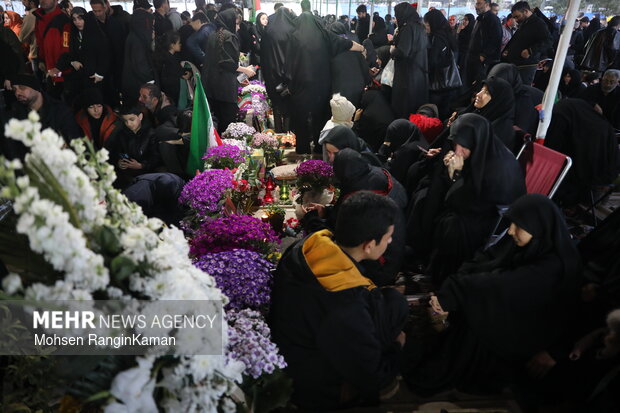 لحظات تحویل سال در گلزار شهدای تهران
