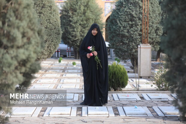 لحظات تحویل سال در گلزار شهدای تهران