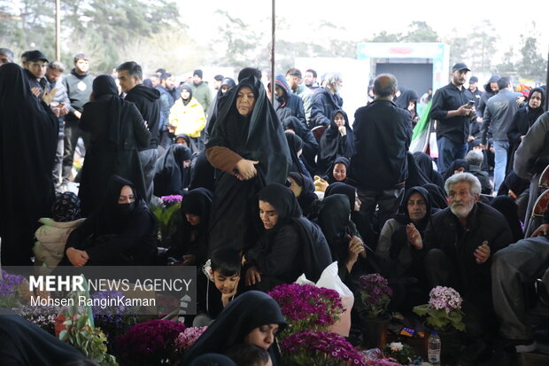 لحظات تحویل سال در گلزار شهدای تهران