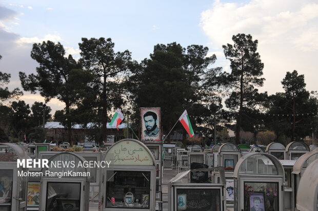 لحظات تحویل سال در گلزار شهدای تهران