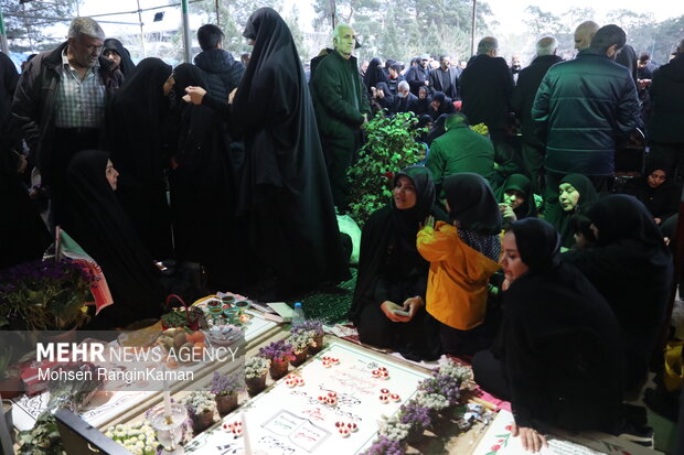 لحظات تحویل سال در گلزار شهدای تهران