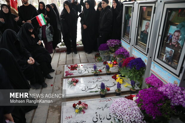 لحظات تحویل سال در گلزار شهدای تهران
