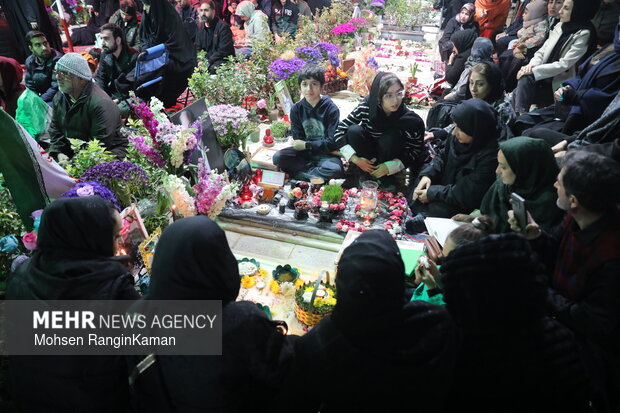 لحظات تحویل سال در گلزار شهدای تهران