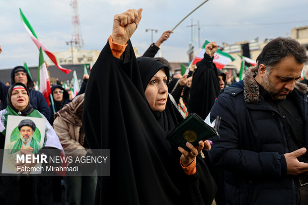 لحظه تحویل سال در میدان انقلاب اسلامی تهران