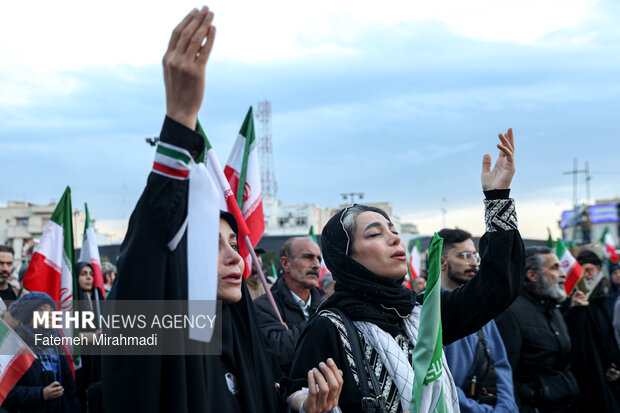 لحظه تحویل سال در میدان انقلاب اسلامی تهران