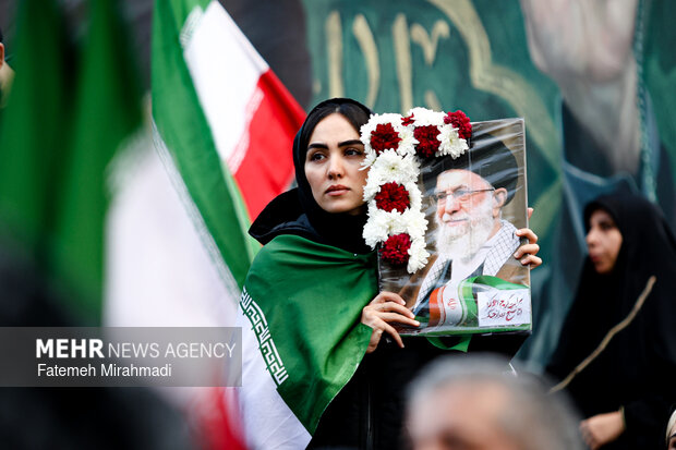 لحظه تحویل سال در میدان انقلاب اسلامی تهران