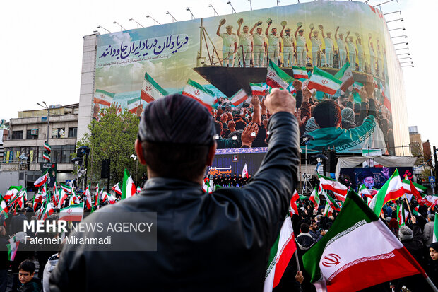 لحظه تحویل سال در میدان انقلاب اسلامی تهران