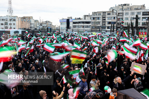 تجمع روحي فداء ايران في ساحة الثورة وسط طهران