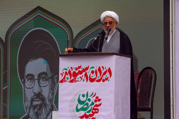 امام جمعه بندرعباس: امروز تمام اسلام در مقابل تمام کفر قرار دارد