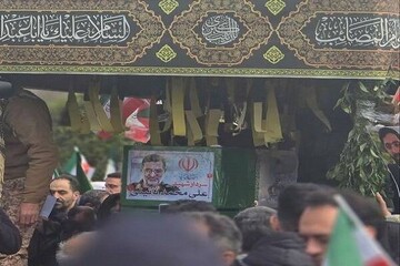 فيديو..وداع شعبي مهيب مع جثمان متحدث الحرس الثوري الشهيد نائيني بعد اقامة صلاة العيد