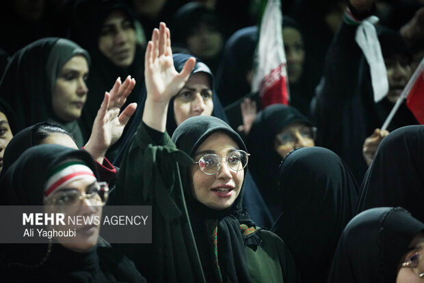 تداوم اجتماع شبانه مردم لنگرود در خیابان ها