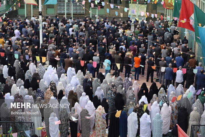 إقامة صلاة عيد الفطر في مصلى الإمام الخميني بطهران وجميع انحاء البلاد
